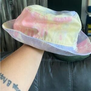 BUCKET HAT
